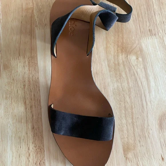 Never worn Chloe Black and Gold Block Heel Sandals - Picture 4 of 8